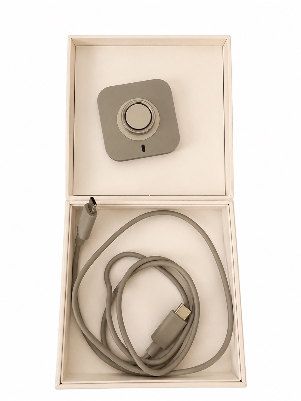 Oura Ring 4 & Charger - Picture 3 of 3